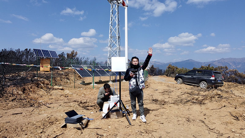 腾博会户外工程人员拍图