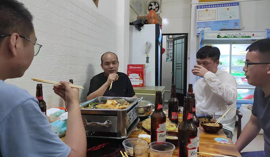 聚餐的腾博会技术人员